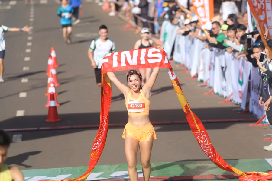 VĐV Phan Thị Tường Vy giành huy chương vàng ở cự ly 42 km nữ. Ảnh: Văn Ngọc