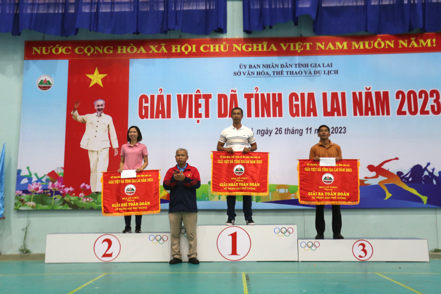 Các Trường THPT đạt giải toàn đoàn năm nay. Ảnh: Văn Ngọc Các Trường THPT đạt giải toàn đoàn năm nay. Ảnh: Văn Ngọc