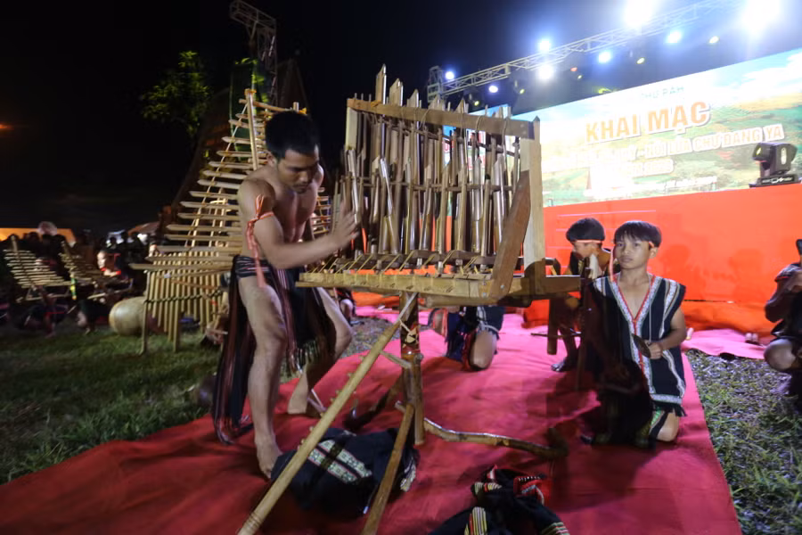 Các nhạc cụ truyền thống lạ mắt khiến khán giả thích thú. Ảnh: Văn Ngọc