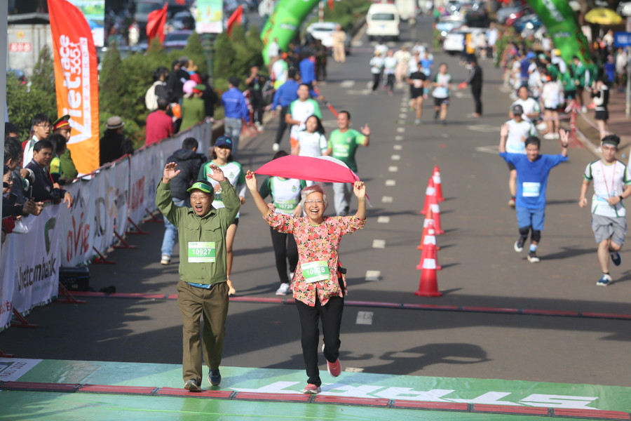 Cặp vợ chồng runner đã ngoài 70 tuổi vẫn tranh tài ở cự ly 10 km. Ảnh: Văn Ngọc Cặp vợ chồng runner đã ngoài 70 tuổi vẫn tranh tài ở cự ly 10 km. Ảnh: Văn Ngọc