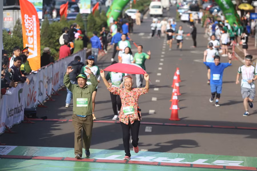 Cặp vợ chồng runner đã ngoài 70 tuổi vẫn tranh tài ở cự ly 10 km. Ảnh: Văn Ngọc