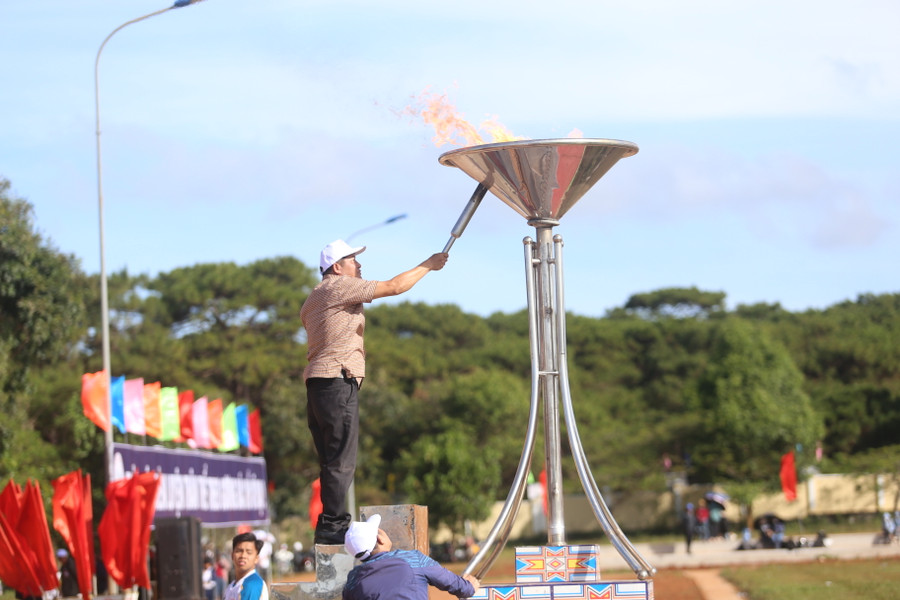 Phó Bí thư Thường trực Huyện ủy Y Đức Thành thắp sáng đài lửa của HKPĐ huyện. Ảnh: Văn Ngọc