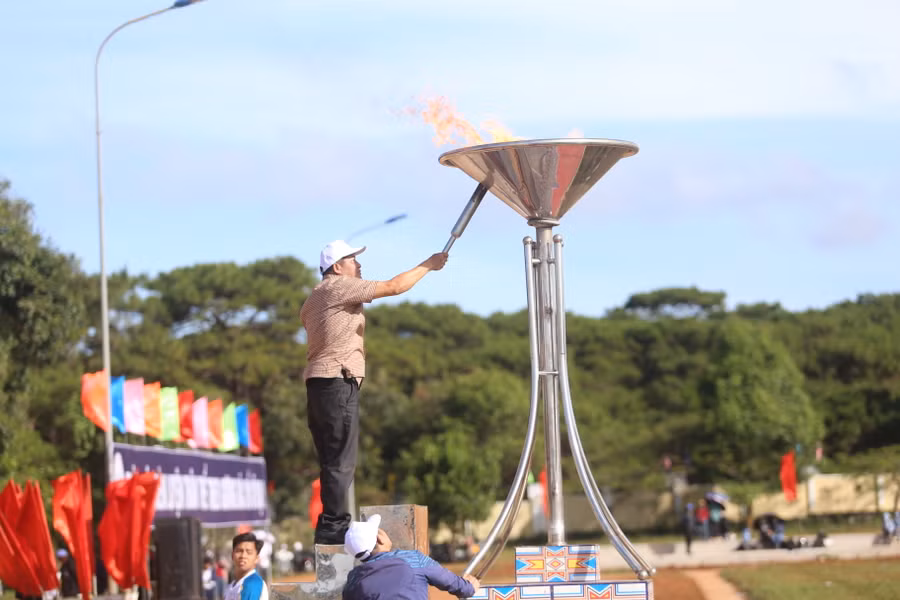 Phó Bí thư Thường trực Huyện ủy Y Đức Thành thắp sáng đài lửa của HKPĐ huyện. Ảnh: Văn Ngọc