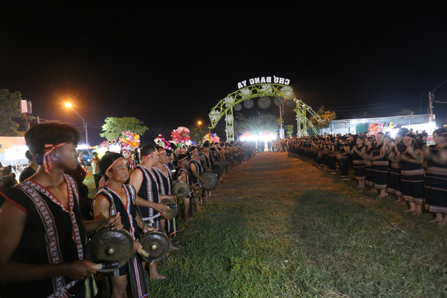 Giai điệu cồng chiêng hào hùng đã tạo nên bầu không khí sôi động. Ảnh: Văn Ngọc