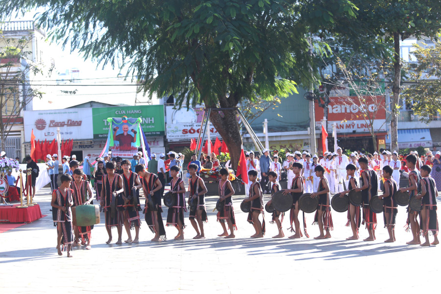 Các em học sinh Jrai biểu diễn cồng chiêng tại lễ khai mạc. Ảnh: Văn Ngọc