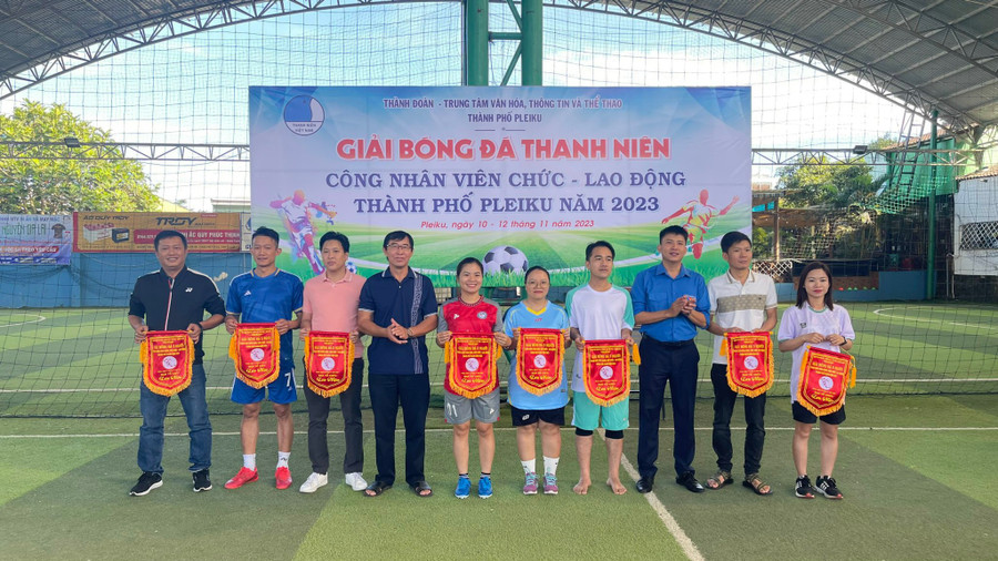 10 đội bóng sẽ tranh Cúp vô địch ở giải năm nay. Ảnh: Duy Tín