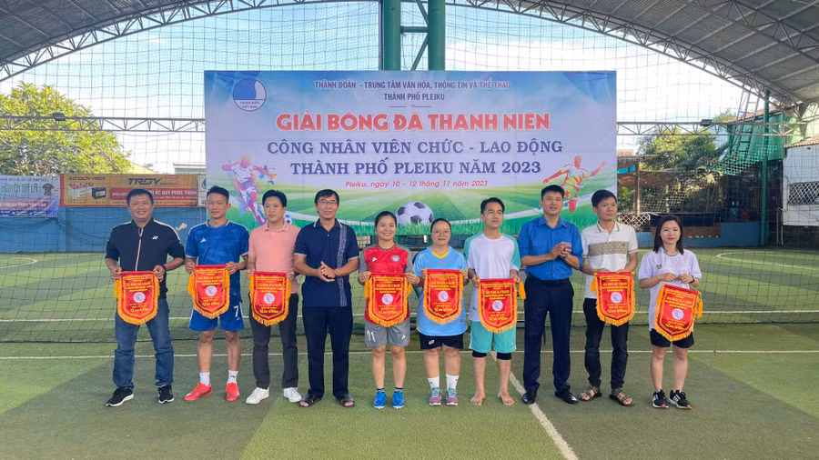 10 đội bóng sẽ tranh Cúp vô địch ở giải năm nay. Ảnh: Duy Tín