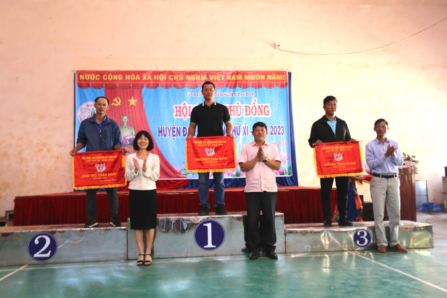 Các trường Tiểu học đã giành giải toàn đoàn ở HKPĐ huyện Đak Đoa. Ảnh: Văn Ngọc