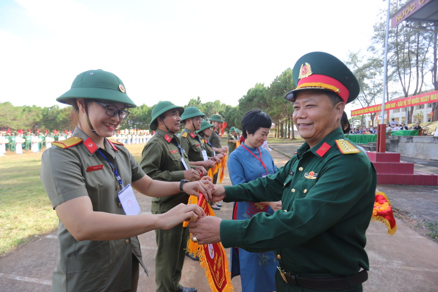 Đại tá Lê Kim Giàu-Chỉ huy trưởng Bộ Chỉ huy Quân sự tỉnh tặng cờ lưu niệm cho các đơn vị tham gia Hội thao. Ảnh: Văn Ngọc