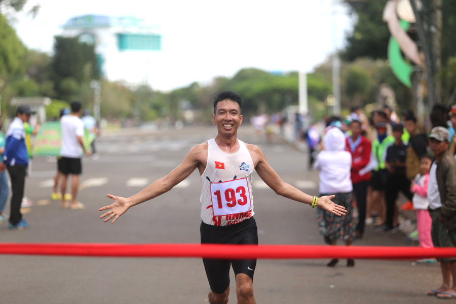 VĐV Võ Cao Thiện Nghĩa giành huy chương vàng ở cự ly 7 km nam chính hệ phong trào. Ảnh: Văn Ngọc VĐV Võ Cao Thiện Nghĩa giành huy chương vàng ở cự ly 7 km nam chính hệ phong trào. Ảnh: Văn Ngọc