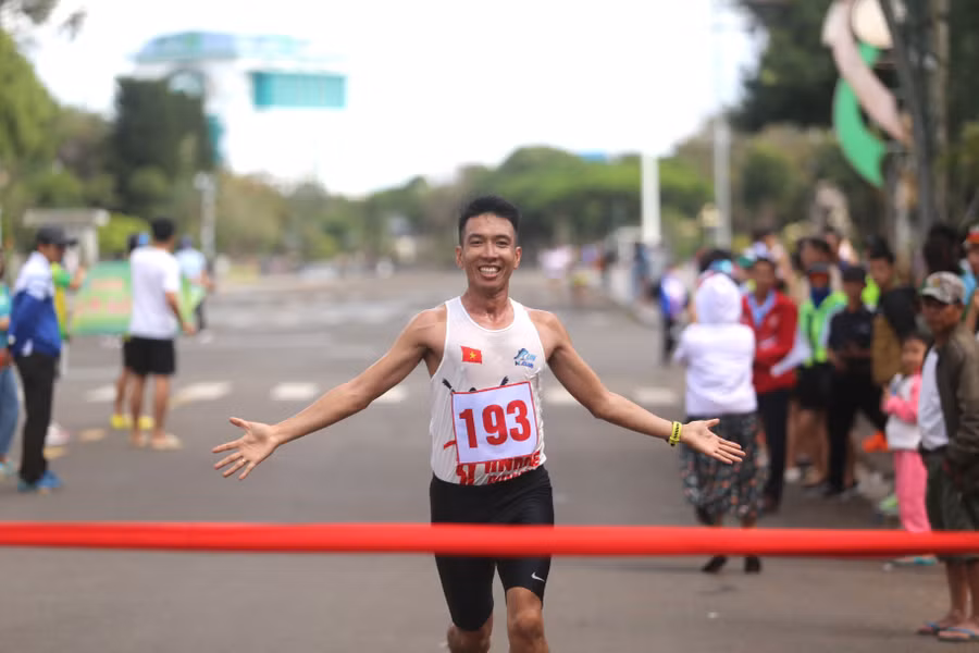 VĐV Võ Cao Thiện Nghĩa giành huy chương vàng ở cự ly 7 km nam chính hệ phong trào. Ảnh: Văn Ngọc