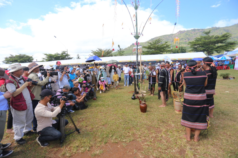 Nghi lễ "Cúng lúa mới" đã được phục dựng ngay tại sân nhà rông làng Ia Gri. Ảnh: Văn Ngọc Nghi lễ "Cúng lúa mới" đã được phục dựng ngay tại sân nhà rông làng Ia Gri. Ảnh: Văn Ngọc