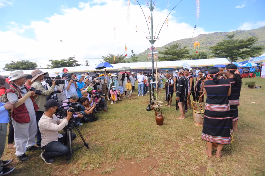 Nghi lễ "Cúng lúa mới" đã được phục dựng ngay tại sân nhà rông làng Ia Gri. Ảnh: Văn Ngọc