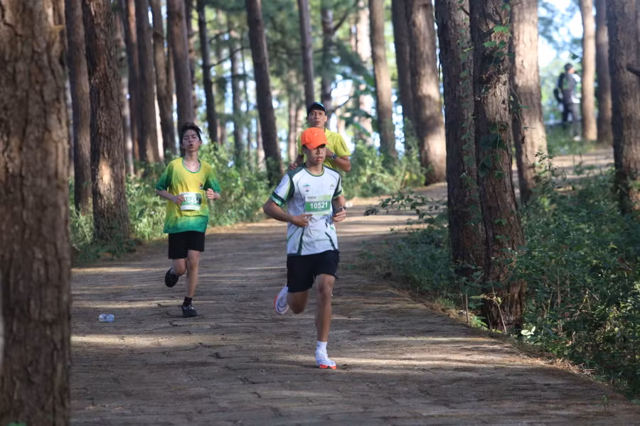 Cung đường vành đai Biển Hồ có không khí khá mát mẻ. Ảnh: Văn Ngọc