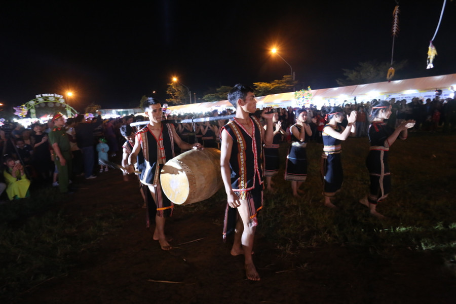 Các màn biểu diễn cồng chiêng đã gây ấn tượng với du khách thập phương. Ảnh: Văn Ngọc