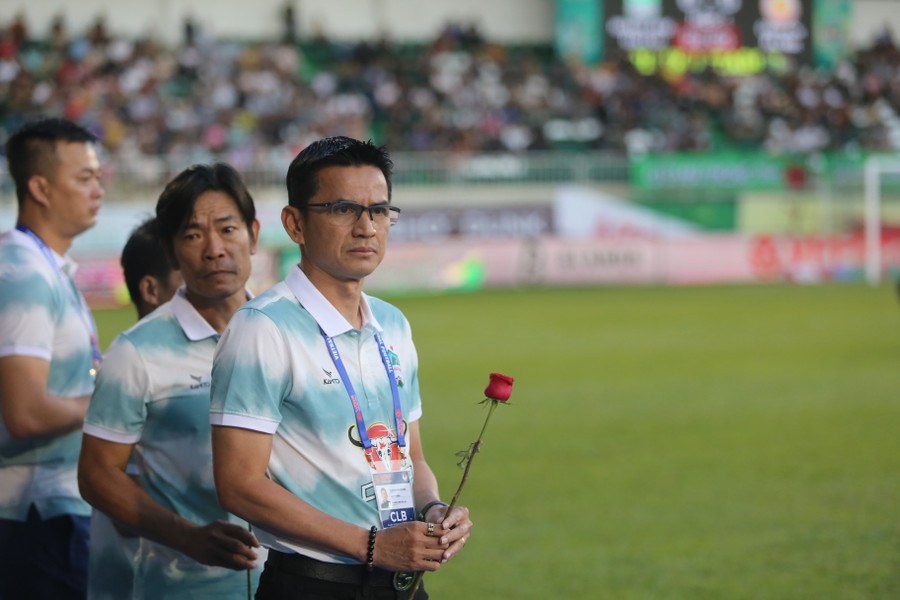 HLV Kiatisak đã thay đổi chiến thuật sử dụng ngoại binh ở mùa giải này. Ảnh: Văn Ngọc