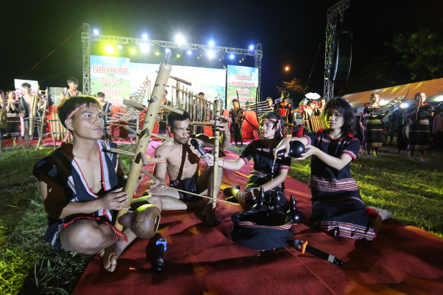 Âm thanh của những nhạc cụ truyền thống đã được các nghệ nhân chuyển đến du khách. Ảnh: Văn Ngọc