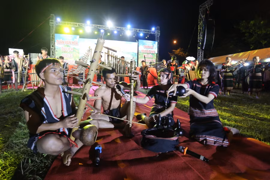 Âm thanh của những nhạc cụ truyền thống đã được các nghệ nhân chuyển đến du khách. Ảnh: Văn Ngọc