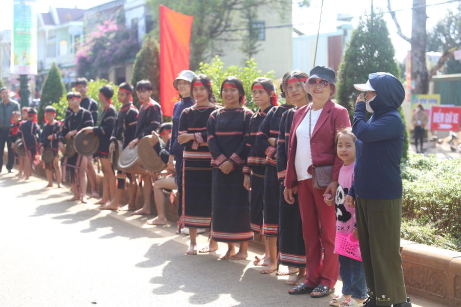 Các nghệ nhân cồng chiêng chào đón du khách đến với giải chạy. Ảnh: Văn Ngọc Các nghệ nhân cồng chiêng chào đón du khách đến với giải chạy. Ảnh: Văn Ngọc