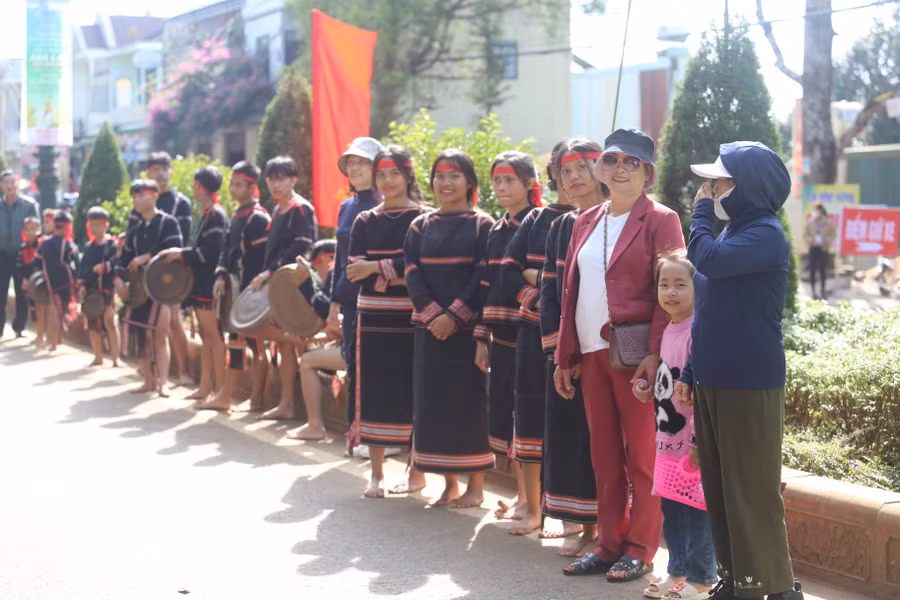 Các nghệ nhân cồng chiêng chào đón du khách đến với giải chạy. Ảnh: Văn Ngọc