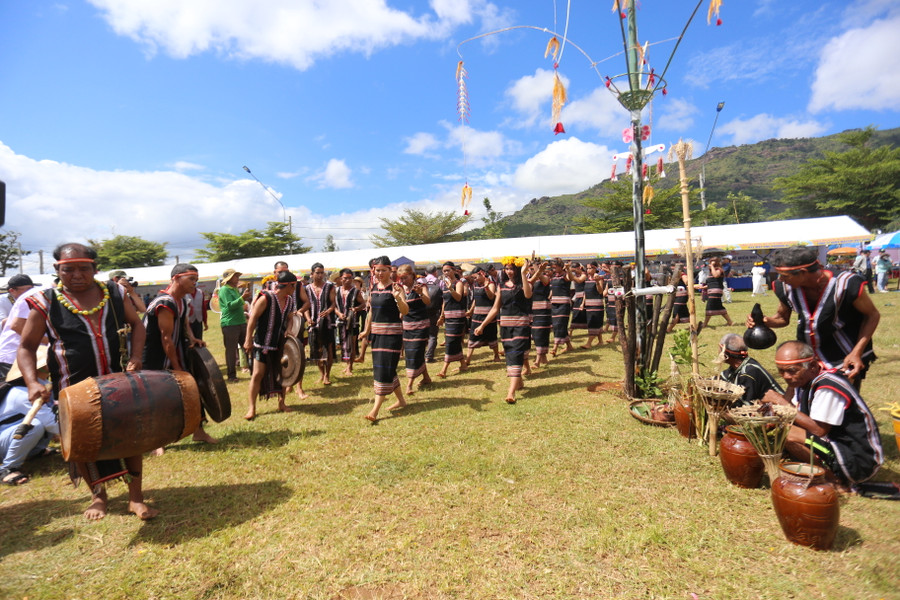 Các nghệ nhân khá tự hào khi được trình diễn nét đẹp của dân tộc mình tại Lễ hội. Ảnh: Văn Ngọc Các nghệ nhân khá tự hào khi được trình diễn nét đẹp của dân tộc mình tại Lễ hội. Ảnh: Văn Ngọc