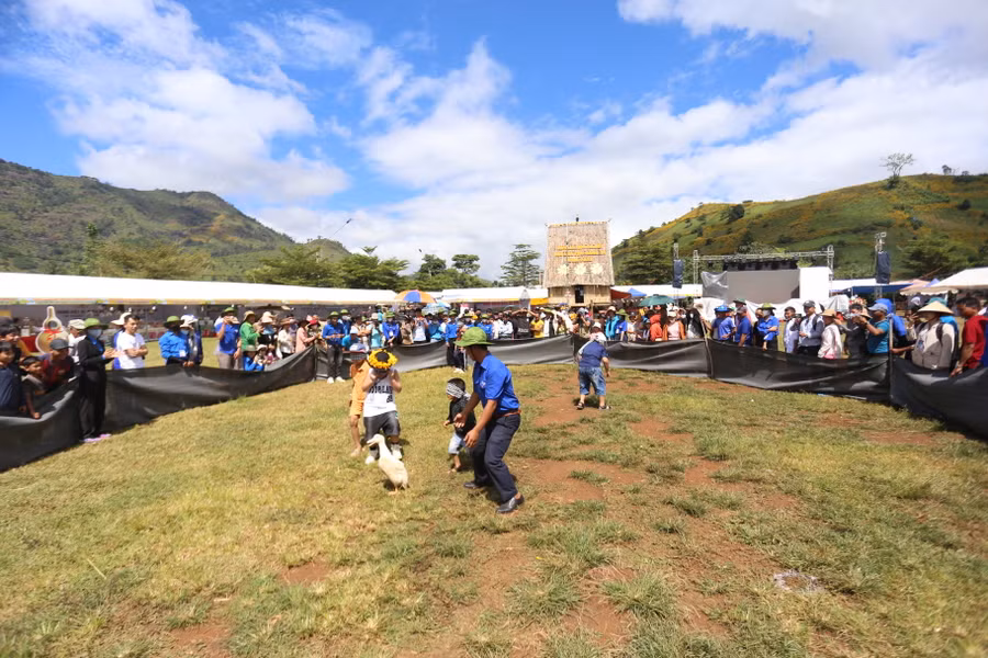 Trò chơi bị mắt bắt vịt mang lại nhiều tiếng cười cho du khách. Ảnh: Văn Ngọc