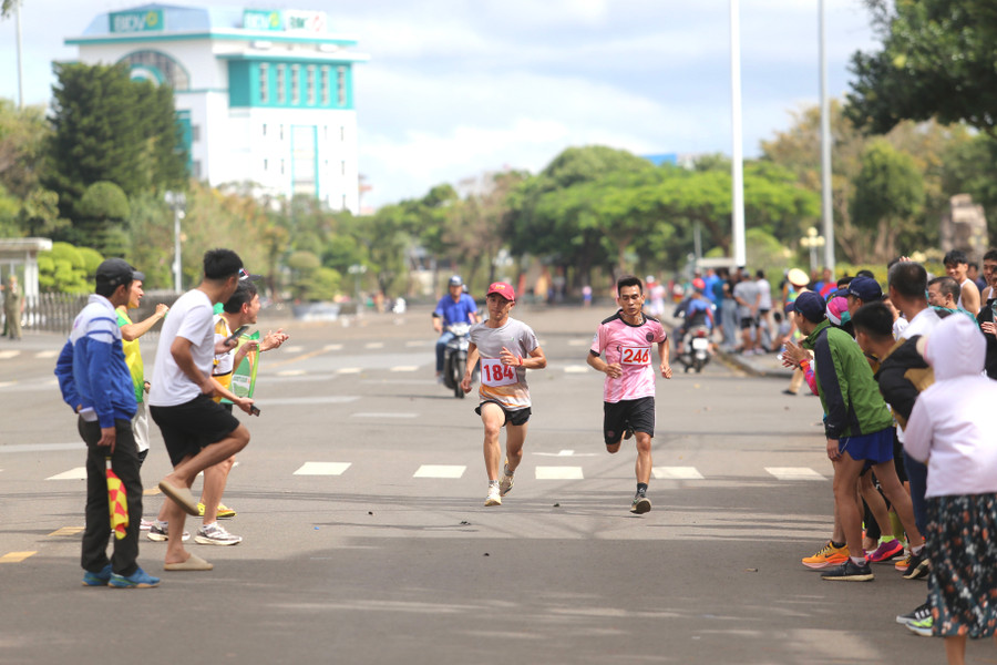 Cổ động viên phấn khích trước những màn so tài của các VĐV. Ảnh: Văn Ngọc Cổ động viên phấn khích trước những màn so tài của các VĐV. Ảnh: Văn Ngọc