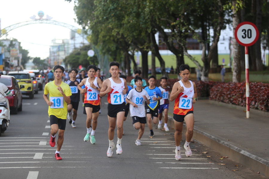 Các chân chạy trẻ háo hức được thể hiện tại giải chạy. Ảnh: Văn Ngọc Các chân chạy trẻ háo hức được thể hiện tại giải chạy. Ảnh: Văn Ngọc