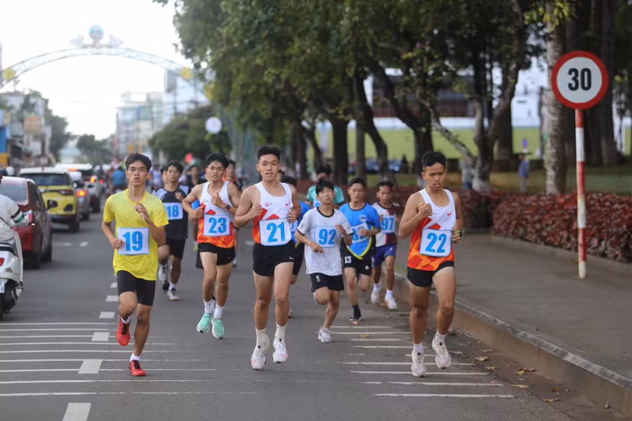 Các chân chạy trẻ háo hức được thể hiện tại giải chạy. Ảnh: Văn Ngọc