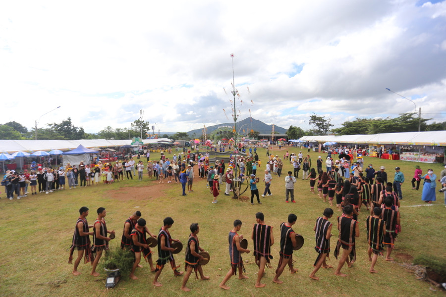 Các đội cồng chiêng luân phiên trình diễn cho du khách ở sân nhà rông làng Ia Gri. Ảnh: Văn Ngọc Các đội cồng chiêng luân phiên trình diễn cho du khách ở sân nhà rông làng Ia Gri. Ảnh: Văn Ngọc