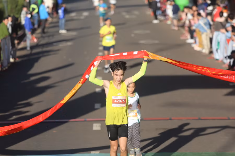 VĐV Hà Quang Thắng giành huy chương vàng ở cự ly 42 km nam. Ảnh: Văn Ngọc