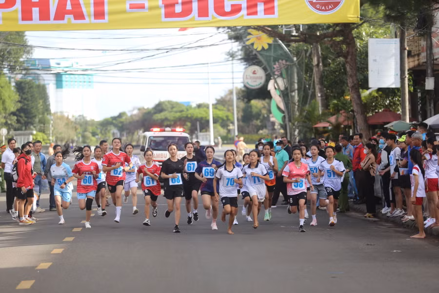Hàng chục VĐV tranh tài ở cự ly 4 km nữ hệ THPT. Ảnh: Văn Ngọc