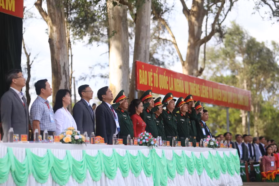 Các đại biểu tham dự lễ khai mạc Hội thao. Ảnh: Văn Ngọc