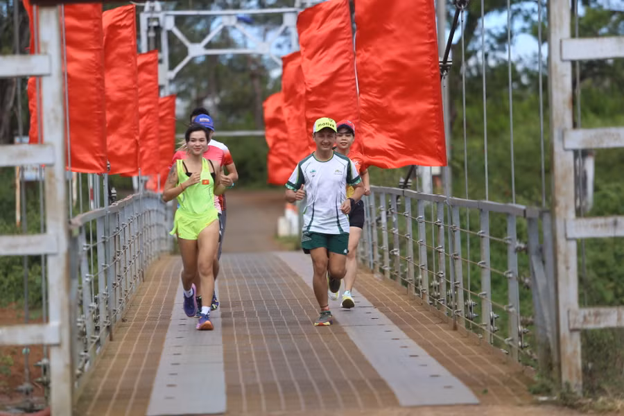 3 cự ly 10, 21 và 42 km các VĐV sẽ chạy qua cầu treo Biển Hồ. Ảnh: Văn Ngọc