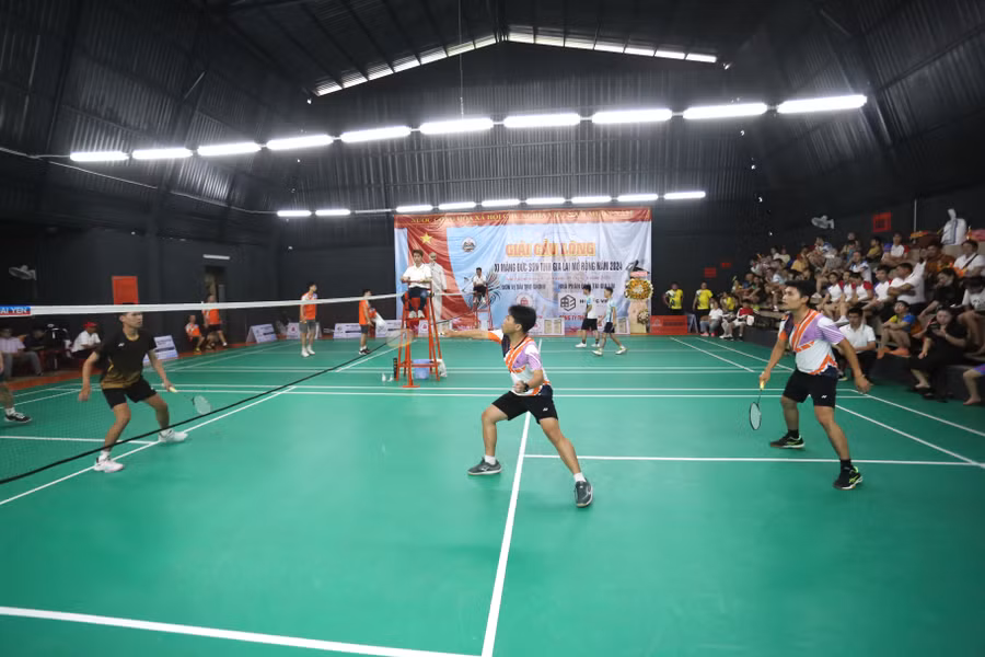 Các tay vợt so tài ở 3 nội dung đôi. Ảnh: Văn Ngọc