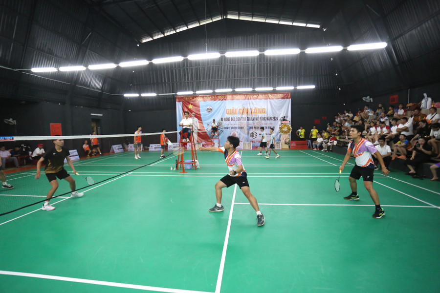 Các tay vợt so tài ở 3 nội dung đôi. Ảnh: Văn Ngọc