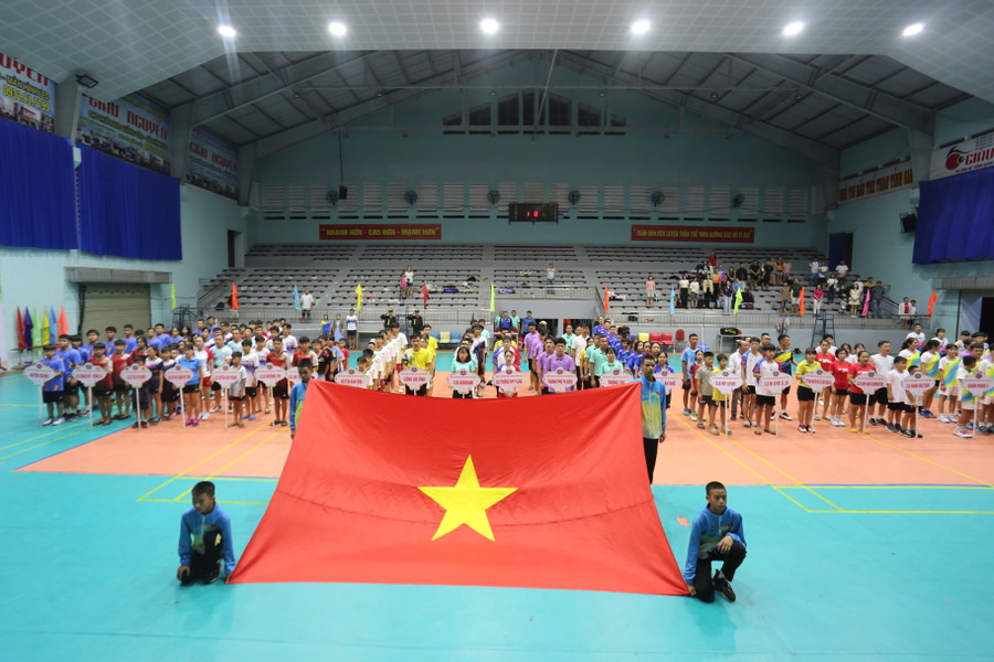 Giải đấu năm nay quy tụ hơn 320 tay vợt trong toàn tỉnh tranh tài. Ảnh: Văn Ngọc
