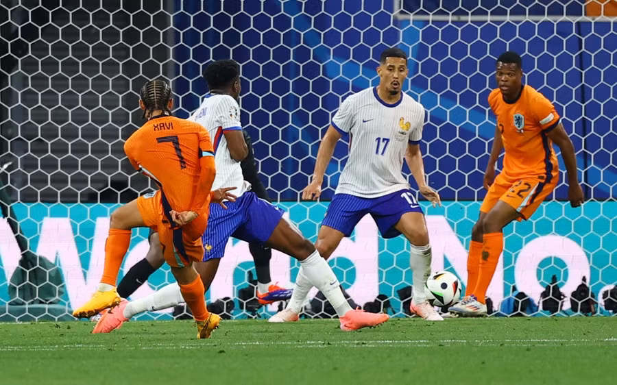 Xavi Simons đã sút tung lưới Mike Mainan song trọng tài không công nhận bàn thắng cho Hà Lan. Ảnh: Reuters