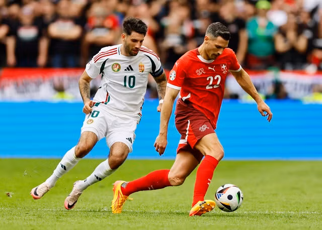 Szoboszlai (trái) cùng các đồng đội đang bị dồn vào thế chân tường. Ảnh: UEFA