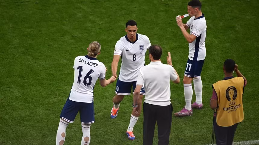 HLV Gareth Southgate gặp nhiều chỉ trích trong cách sử dụng nhân sự. Ảnh: UEFA