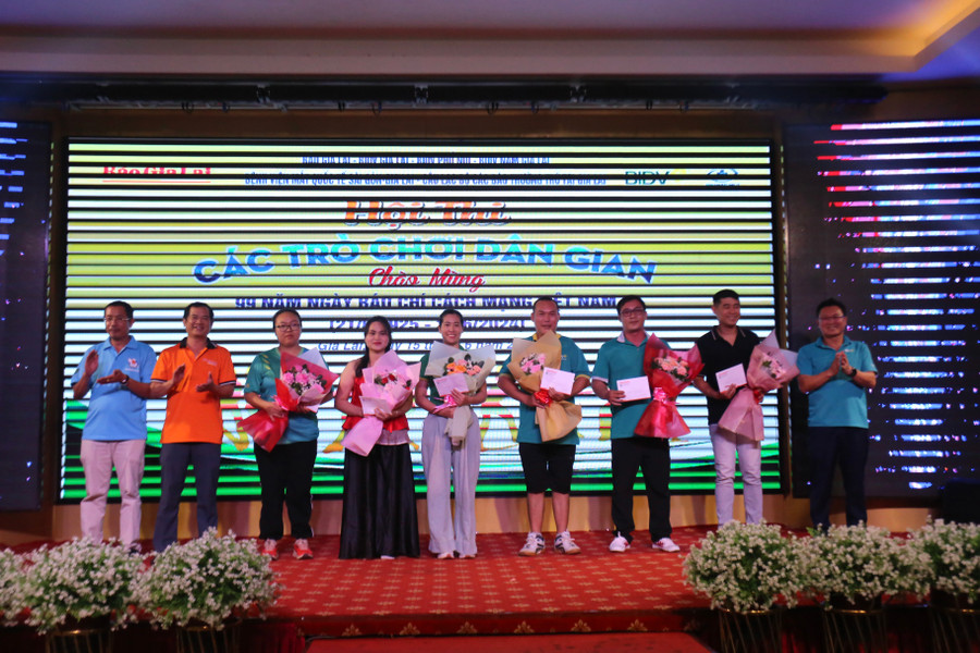 Ban tổ chức trao giải cho các VĐV nam, nữ ở môn đẩy gậy. Ảnh: Văn Ngọc Ban tổ chức trao giải cho các VĐV nam, nữ ở môn đẩy gậy. Ảnh: Văn Ngọc