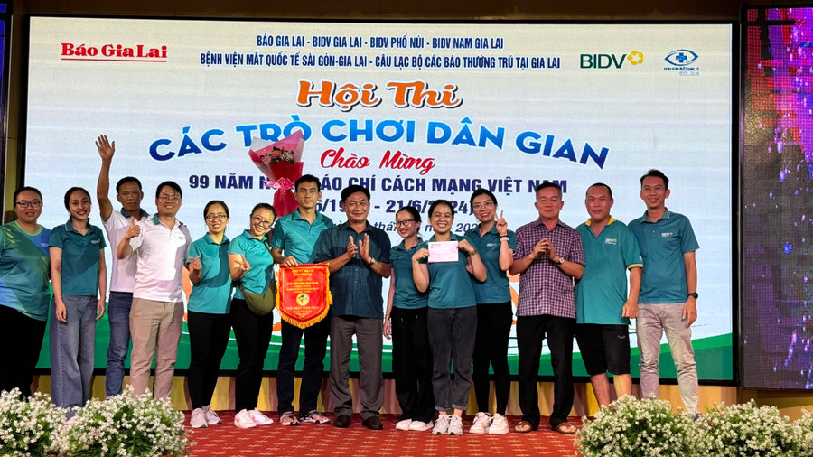 Ban tổ chức trao giải nhất toàn đoàn cho chi nhánh BIDV Gia Lai. Ảnh: Thảo Nhi Ban tổ chức trao giải nhất toàn đoàn cho chi nhánh BIDV Gia Lai. Ảnh: Thảo Nhi