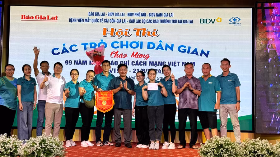 Ban tổ chức trao giải nhất toàn đoàn cho chi nhánh BIDV Gia Lai. Ảnh: Thảo Nhi