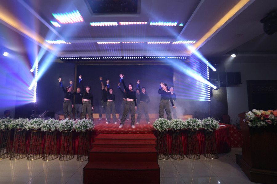 Tiết mục văn nghệ đạt giải nhất của Bệnh viện Mắt Quốc tế Sài Gòn-Gia Lai. Ảnh: Văn Ngọc Tiết mục văn nghệ đạt giải nhất của Bệnh viện Mắt Quốc tế Sài Gòn-Gia Lai. Ảnh: Văn Ngọc