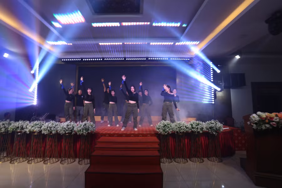 Tiết mục văn nghệ đạt giải nhất của Bệnh viện Mắt Quốc tế Sài Gòn-Gia Lai. Ảnh: Văn Ngọc