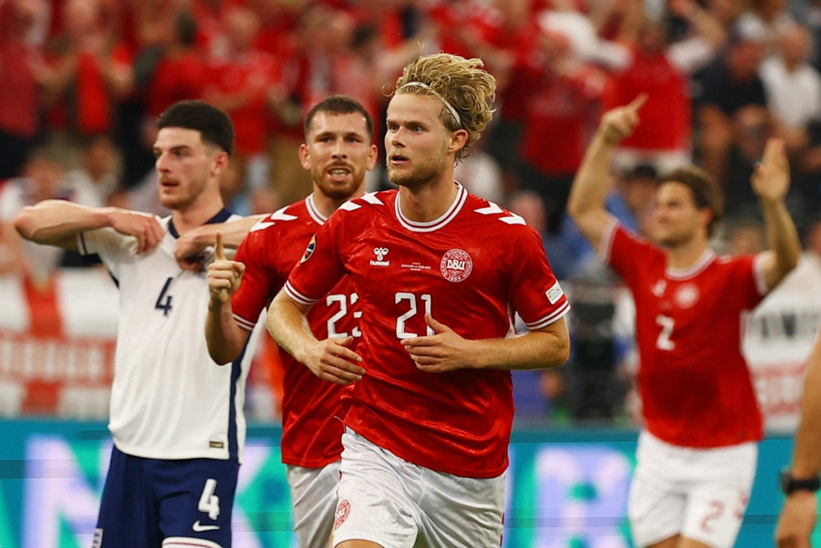 Morten Hjulmand ghi siêu phẩm gỡ hòa cho Đan Mạch. Ảnh: Reuters Morten Hjulmand ghi siêu phẩm gỡ hòa cho Đan Mạch. Ảnh: Reuters