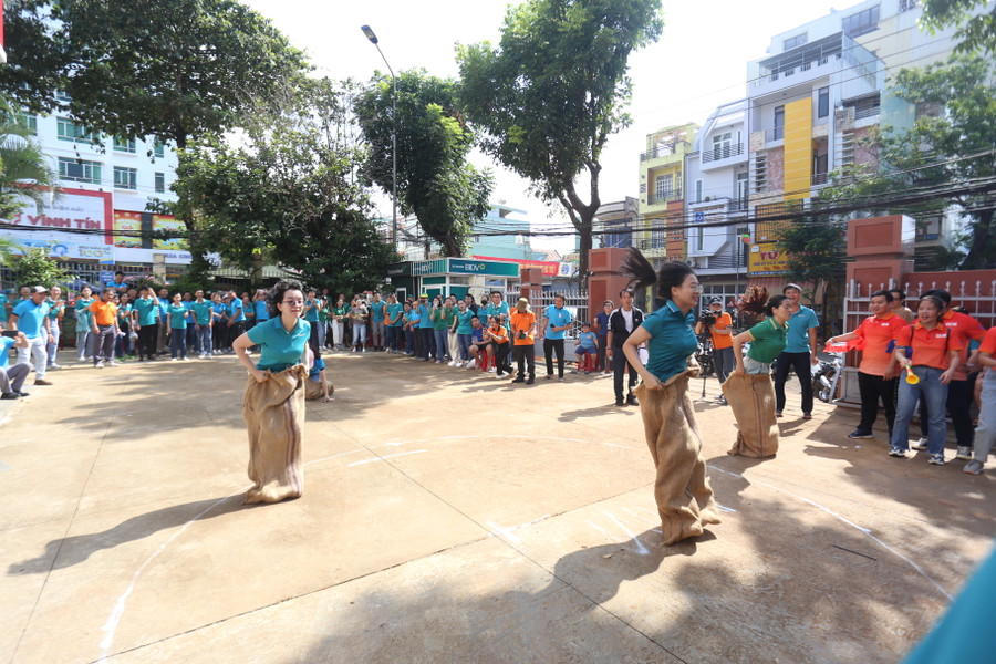 Các chi nhánh Ngân hàng BIDV tỏ ra thuần thục ở môn nhảy bao bố. Ảnh: Văn Ngọc Các chi nhánh Ngân hàng BIDV tỏ ra thuần thục ở môn nhảy bao bố. Ảnh: Văn Ngọc