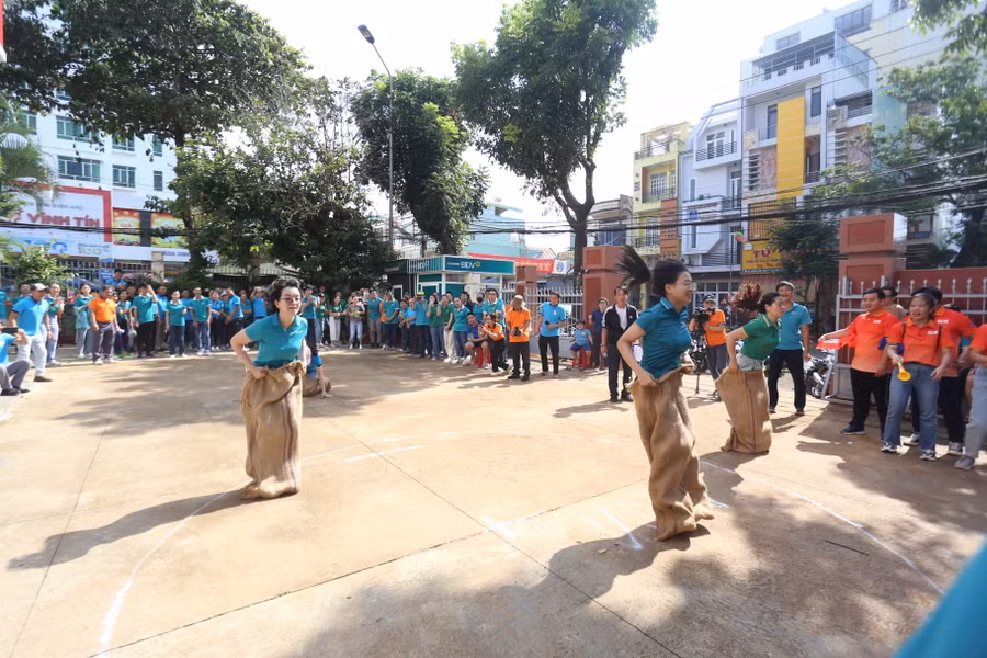 Các chi nhánh Ngân hàng BIDV tỏ ra thuần thục ở môn nhảy bao bố. Ảnh: Văn Ngọc