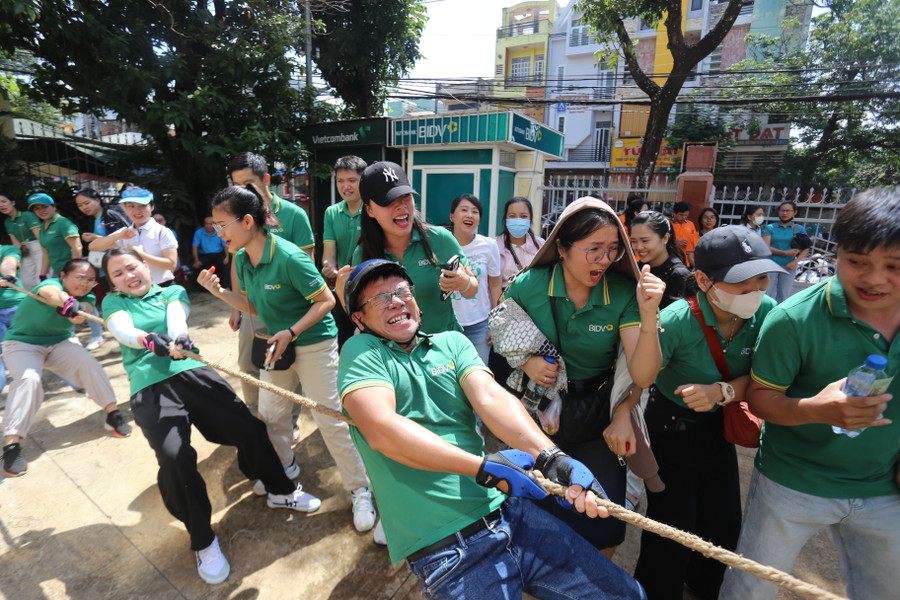 Các VĐV nỗ lực hết mình cho chiến thắng của đội nhà. Ảnh: Văn Ngọc Các VĐV nỗ lực hết mình cho chiến thắng của đội nhà. Ảnh: Văn Ngọc