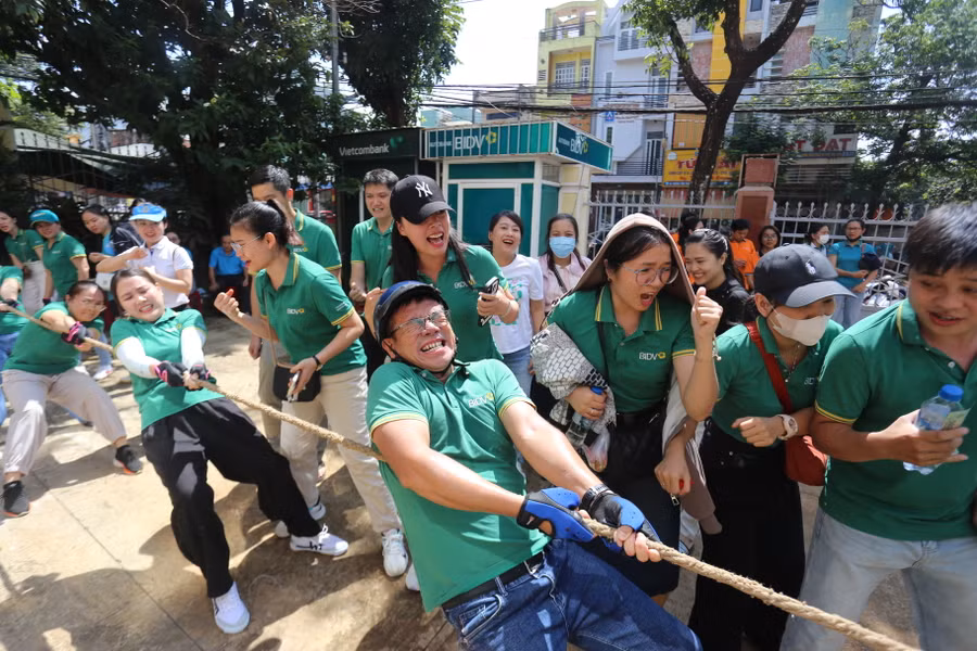 Các VĐV nỗ lực hết mình cho chiến thắng của đội nhà. Ảnh: Văn Ngọc